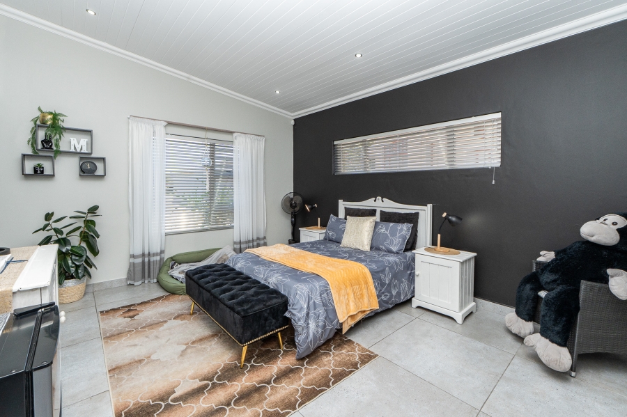5 Bedroom Property for Sale in Myburgh Park Western Cape
